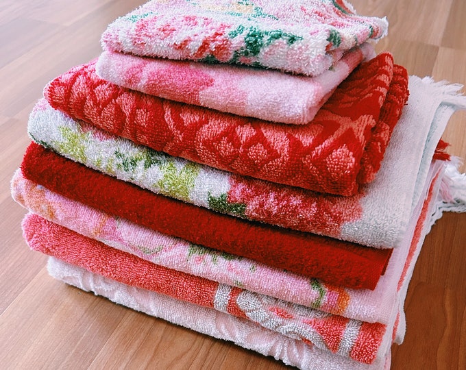 Retro Sculpted Floral Bath Towels // Vintage Mid-century Pink, Red ...
