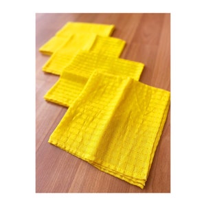 Mid-century textured yellow cloth napkins // Set of four vintage 1960s eco-friendly square fabric napkins