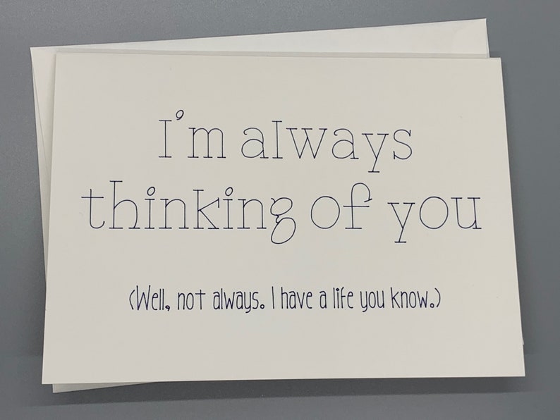 La tarjeta hecha a mano dice: Siempre estoy pensando en ti bueno, no siempre. Tengo una vida, ya sabes imagen 1