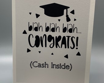 La tarjeta de graduación hecha a mano dice "Blah bla bla... ¡Felicidades! (Cash Inside)"