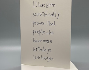 La tarjeta de cumpleaños hecha a mano dice: "Se ha demostrado científicamente que las personas que tienen más cumpleaños viven más tiempo".