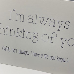 La tarjeta hecha a mano dice: Siempre estoy pensando en ti bueno, no siempre. Tengo una vida, ya sabes imagen 4