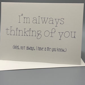 La tarjeta hecha a mano dice: Siempre estoy pensando en ti bueno, no siempre. Tengo una vida, ya sabes imagen 2