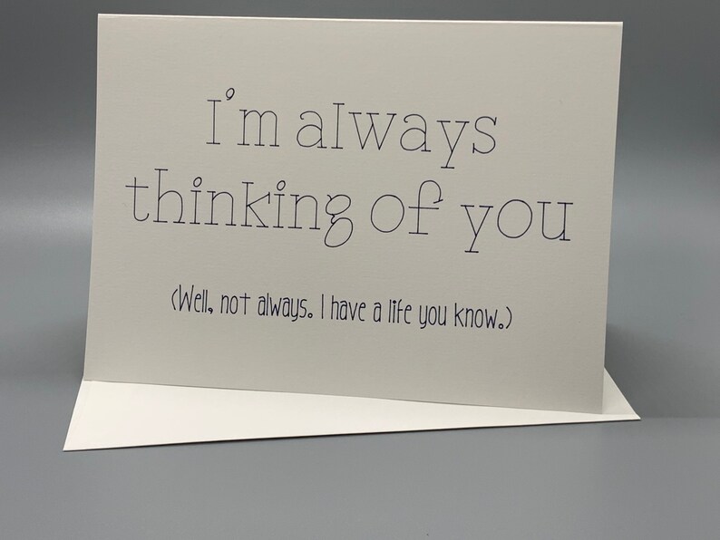 La tarjeta hecha a mano dice: Siempre estoy pensando en ti bueno, no siempre. Tengo una vida, ya sabes imagen 2
