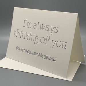 La tarjeta hecha a mano dice: Siempre estoy pensando en ti bueno, no siempre. Tengo una vida, ya sabes imagen 3