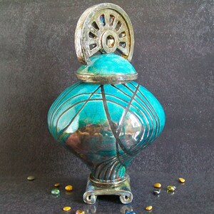 Urne funéraire en céramique raku de 3,5 litres, ornée d'un motif linéaire et d'un grand disque solaire, personnalisable, gravure incluse