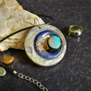 Talismano wiccan con simbolo della tripla luna in ceramica Raku, realizzato a mano, colori personalizzabili.
Wiccan talisman with triple moon symbol in Raku ceramic, handmade, customizable colors.