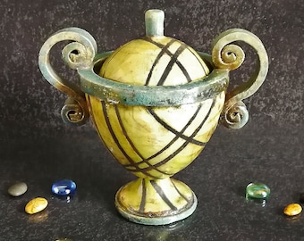 Taza de cerámica Raku con tapa – Estilo Kantharos antiguo con asas en espiral – Personalizable, hecha a mano