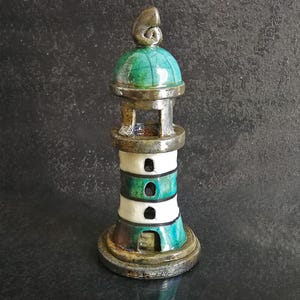 Faro en miniatura de cerámica Raku con forma de faro – Portavelas artesanal blanco y turquesa, decoración costera – Colores personalizables