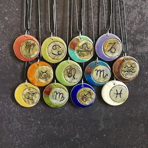 Wisiorek ze znakiem zodiaku Raku, elegancki i wyrafinowany - ręcznie robiona ceramika, wisiorek z symbolem astrologicznym, konfigurowalny kolor