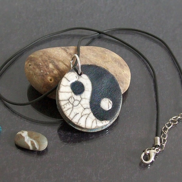 Pendentif en céramique en raku noir yin yang à la main, Crackle glaze, lanière de cuir personnalisable de couleur inclus