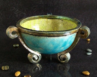 Decorative raku tripod cauldron bowl with three handles and three golden feet, craquelé glaze, customizable color, available in other sizes