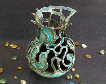 vaso in ceramica raku turchese con finiture dorate, vaso in ceramica traforato, ceramica pregiata, vaso scultoreo, vaso forato con spirali