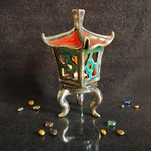 Lanterna decorativa giapponese in ceramica artigianale, per creare atmosfere romantiche e punti luce delicati.
Handcrafted Japanese decorative ceramic lantern, perfect for creating romantic atmospheres and soft lighting.