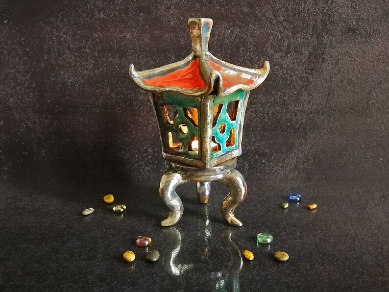 Lanterna decorativa giapponese in ceramica artigianale, per creare atmosfere romantiche e punti luce delicati.
Handcrafted Japanese decorative ceramic lantern, perfect for creating romantic atmospheres and soft lighting.