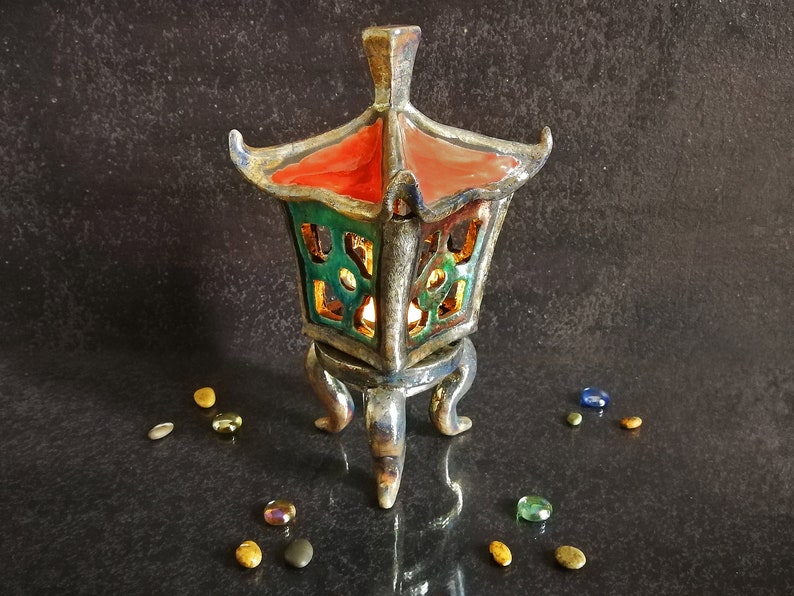 Lanterna decorativa giapponese in ceramica artigianale, per creare atmosfere romantiche e punti luce delicati.
Handcrafted Japanese decorative ceramic lantern, perfect for creating romantic atmospheres and soft lighting.