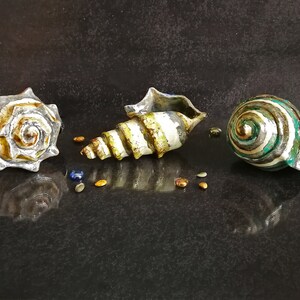 Centro tavola marino in ceramica fatto a mano. Ogni conchiglia è unica grazie alla tecnica Raku.
Handmade marine centerpiece in ceramic. Each shell is unique thanks to the Raku technique.