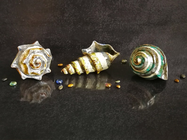 Centro tavola marino in ceramica fatto a mano. Ogni conchiglia è unica grazie alla tecnica Raku.
Handmade marine centerpiece in ceramic. Each shell is unique thanks to the Raku technique.