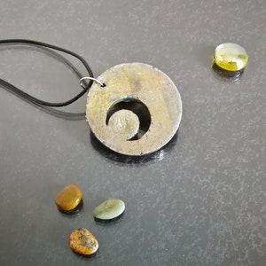 Gioiello ispirato alla dea triplice in ceramica Raku, stile moderno, ideale per look spirituali ed eleganti.
Jewelry inspired by the Triple Goddess in Raku ceramic, modern style, perfect for spiritual and elegant looks.
