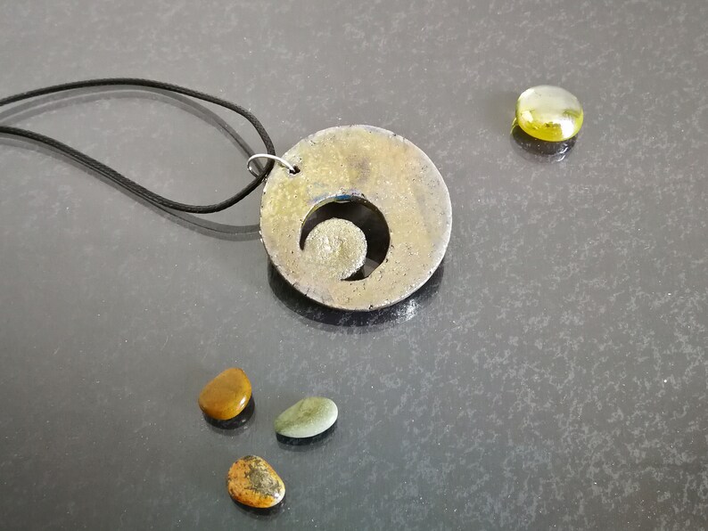 Gioiello ispirato alla dea triplice in ceramica Raku, stile moderno, ideale per look spirituali ed eleganti.
Jewelry inspired by the Triple Goddess in Raku ceramic, modern style, perfect for spiritual and elegant looks.