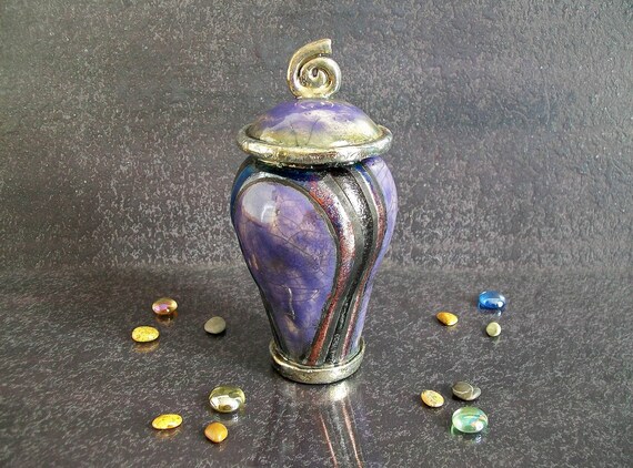 Urna funeraria in ceramica raku con fantasia a fasce multicolore blu viola, varie dimensioni e colori disponibili, incisione inclusa