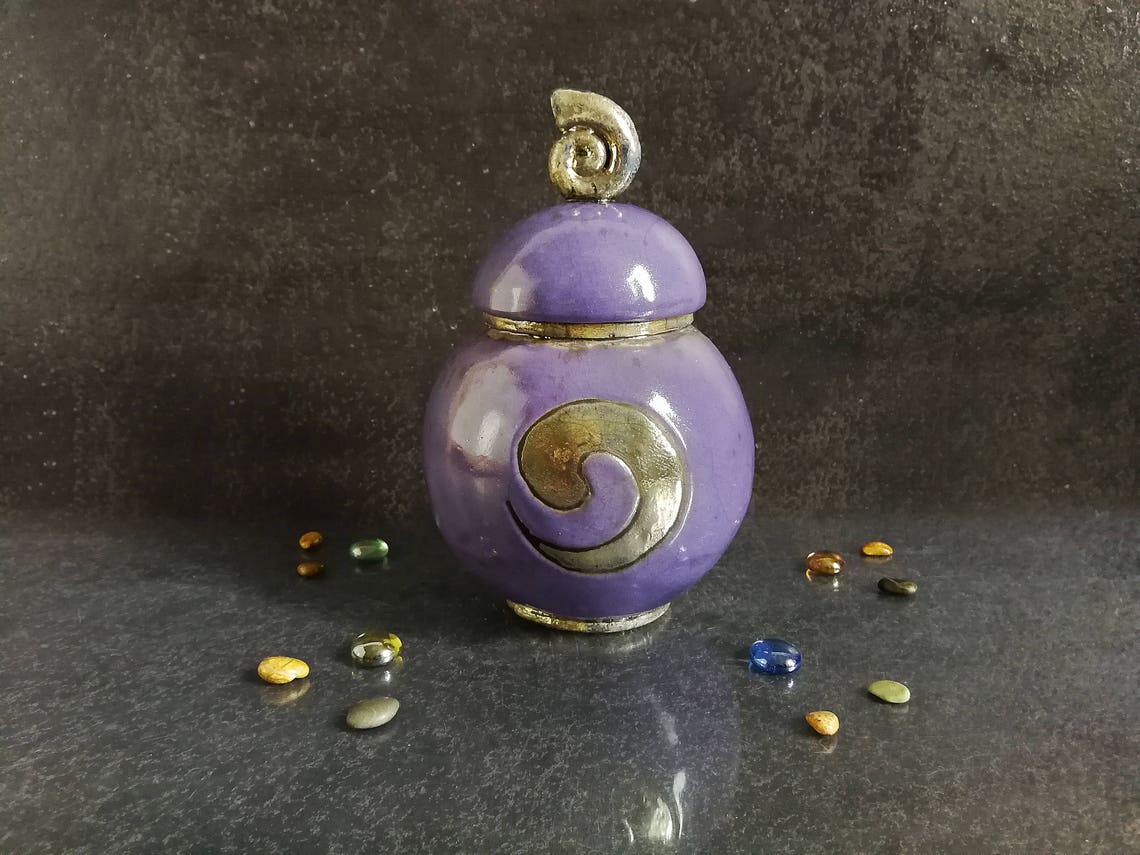 Urna A Cuore Viola Per Ceneri - Con Scatola Nera E Supporto Ottone - Per Adulti E Bambini
