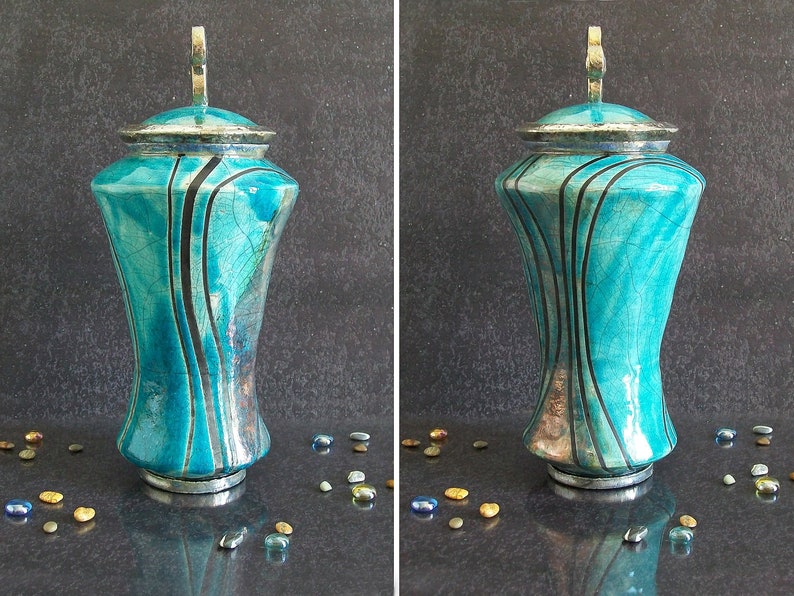 Elegante set di urne cinerarie artigianali. Ideali per conservare le ceneri di più membri della famiglia con armonia e dignità.
Elegant handcrafted cremation urn set. Ideal for storing the ashes of multiple family members with harmony and dignity.
