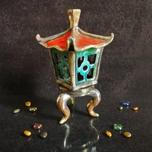 Portacandele in ceramica Raku con finitura dorata, design orientale unico e raffinato. Personalizzabile in colori.
Raku ceramic candleholder with golden finish, unique and refined oriental design. Customizable in colors.