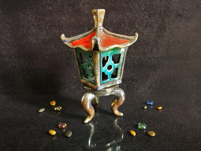 Portacandele in ceramica Raku con finitura dorata, design orientale unico e raffinato. Personalizzabile in colori.
Raku ceramic candleholder with golden finish, unique and refined oriental design. Customizable in colors.