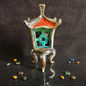 Portacandele in ceramica Raku con finitura dorata, design orientale unico e raffinato. Personalizzabile in colori.
Raku ceramic candleholder with golden finish, unique and refined oriental design. Customizable in colors.