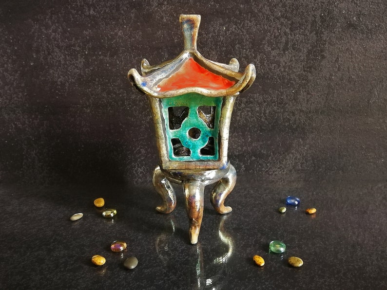 Portacandele in ceramica Raku con finitura dorata, design orientale unico e raffinato. Personalizzabile in colori.
Raku ceramic candleholder with golden finish, unique and refined oriental design. Customizable in colors.