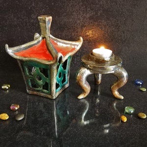 Lanterna zen da terra in stile orientale, ideale per giardini, verande o angoli accoglienti della casa.
Zen floor lantern in oriental style, perfect for gardens, verandas, or cozy corners of the house.