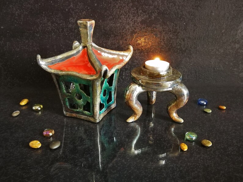 Lanterna zen da terra in stile orientale, ideale per giardini, verande o angoli accoglienti della casa.
Zen floor lantern in oriental style, perfect for gardens, verandas, or cozy corners of the house.