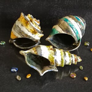 Centro tavola marino in ceramica fatto a mano. Ogni conchiglia è unica grazie alla tecnica Raku.
Handmade marine centerpiece in ceramic. Each shell is unique thanks to the Raku technique.
