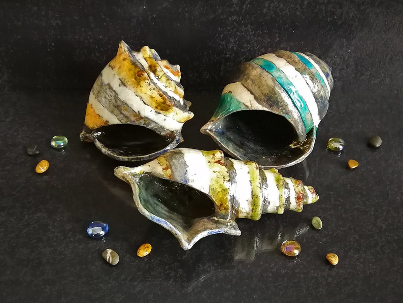 Centro tavola marino in ceramica fatto a mano. Ogni conchiglia è unica grazie alla tecnica Raku.
Handmade marine centerpiece in ceramic. Each shell is unique thanks to the Raku technique.