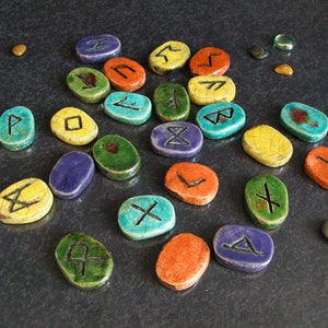 Raku Keramiskt Äldste Futhark Runset - 24 Runor + Wyrd Rune, Esoteriskt för Spådom och Nordisk Magi, Anpassningsbara Färger