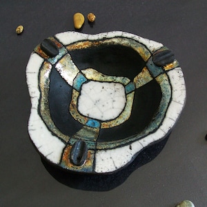 Plato Raku Decorativo – Centro de Mesa o Plato de Pared – Cerámica Artística con Geometrías Minimalistas – Ø20 o Ø30 cm – Colores Personalizables