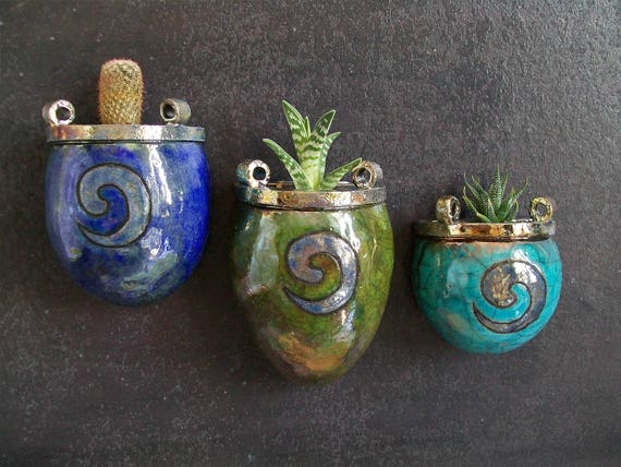 Fioriere in ceramica con piedi strutturati