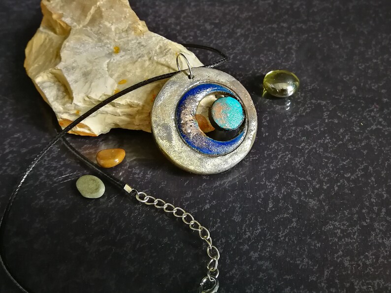 Talismano wiccan con simbolo della tripla luna in ceramica Raku, realizzato a mano, colori personalizzabili.
Wiccan talisman with triple moon symbol in Raku ceramic, handmade, customizable colors.
