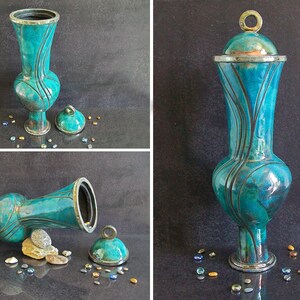 Urne commemorative in ceramica Raku con dettagli dorati e incisione inclusa. Perfette per un tributo raffinato e senza tempo.
Commemorative Raku ceramic urns with gold details and engraving. A refined and timeless tribute.