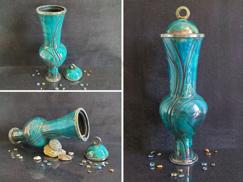 Urne commemorative in ceramica Raku con dettagli dorati e incisione inclusa. Perfette per un tributo raffinato e senza tempo.
Commemorative Raku ceramic urns with gold details and engraving. A refined and timeless tribute.