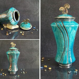 Elegante set di urne cinerarie artigianali. Ideali per conservare le ceneri di più membri della famiglia con armonia e dignità.
Elegant handcrafted cremation urn set. Ideal for storing the ashes of multiple family members with harmony and dignity.