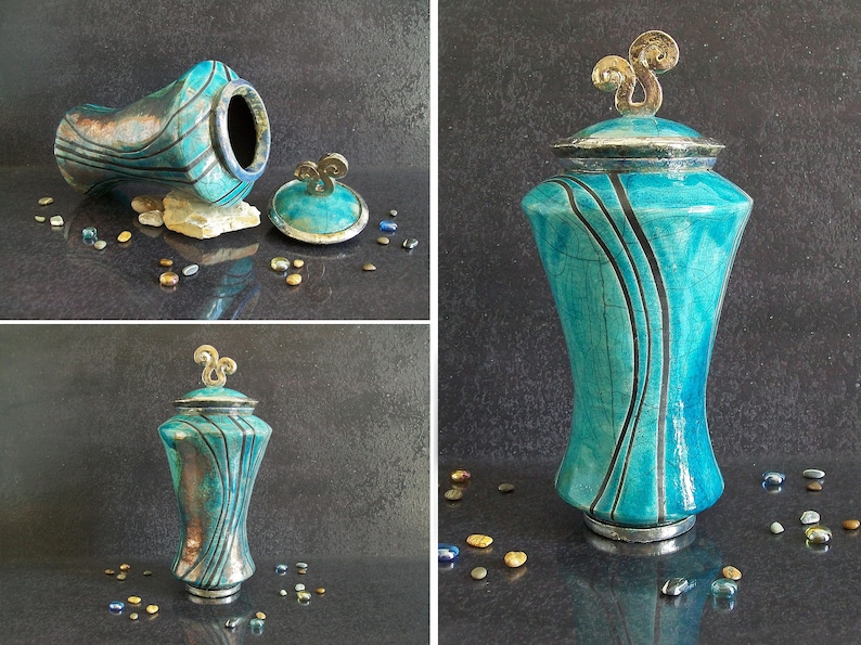 Elegante set di urne cinerarie artigianali. Ideali per conservare le ceneri di più membri della famiglia con armonia e dignità.
Elegant handcrafted cremation urn set. Ideal for storing the ashes of multiple family members with harmony and dignity.