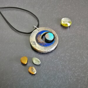 Gioiello ispirato alla dea triplice in ceramica Raku, stile moderno, ideale per look spirituali ed eleganti.
Jewelry inspired by the Triple Goddess in Raku ceramic, modern style, perfect for spiritual and elegant looks.