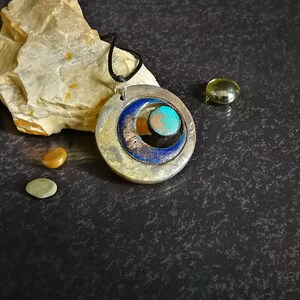 Ciondolo in ceramica Raku con tripla luna, simbolo wiccan minimalista, collana artigianale regolabile.
Raku ceramic pendant with triple moon, minimalist Wiccan symbol, adjustable handcrafted necklace.