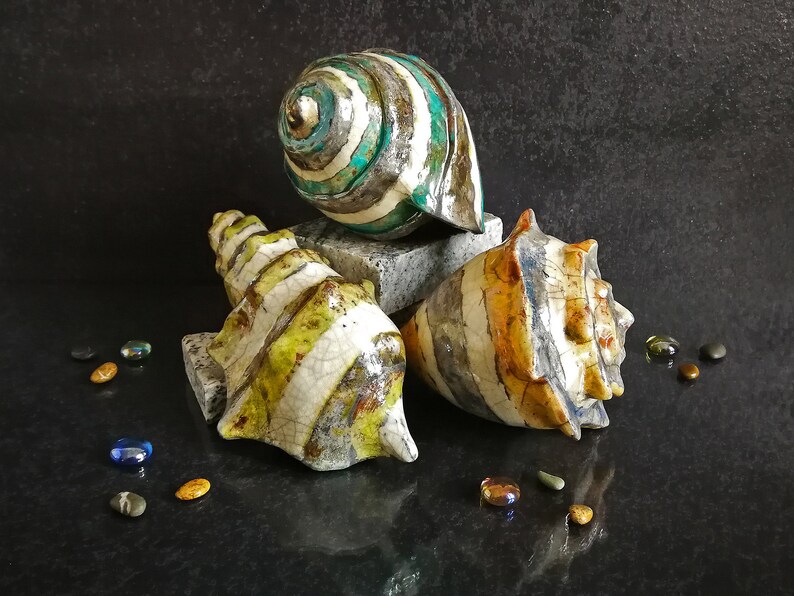 Conchiglie decorative in ceramica Raku. Ideali come centrotavola o decorazione. Colori pastello personalizzabili.
Decorative Raku ceramic shells inspired by real marine species. Perfect as a centerpiece or decoration. Customizable pastel colors.