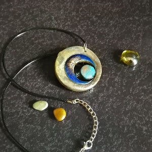 Collana artigianale tripla luna, simbolo mistico ed elegante, ideale per spiritualità o regali unici.
Triple moon handcrafted necklace, mystical and elegant symbol, perfect for spirituality or unique gifts.