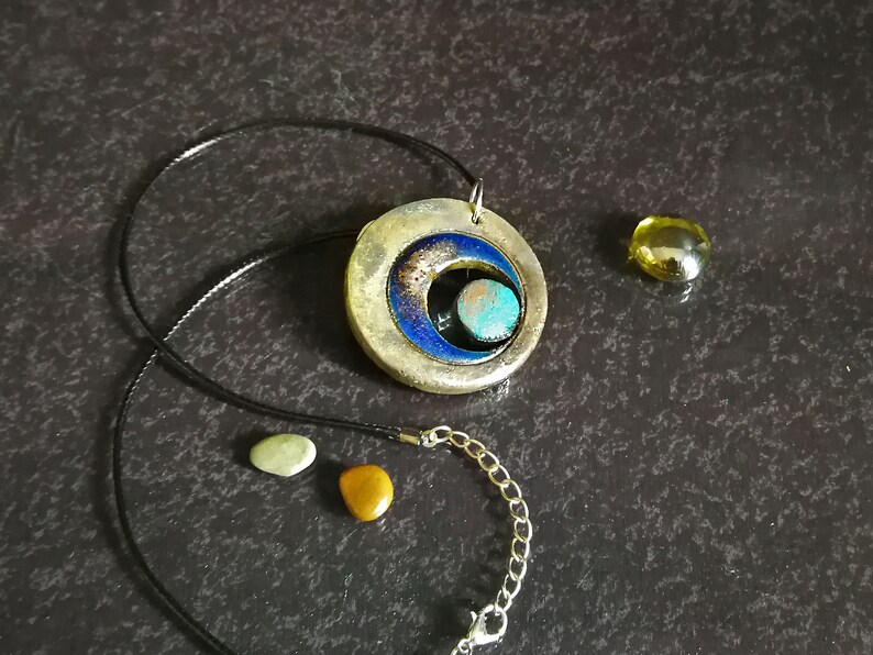 Collana artigianale tripla luna, simbolo mistico ed elegante, ideale per spiritualità o regali unici.
Triple moon handcrafted necklace, mystical and elegant symbol, perfect for spirituality or unique gifts.
