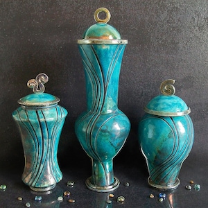 Magnifico trio di urne in ceramica raku per famiglia, design minimal, fantasie a linee nere.
Magnificent Raku cremation urns trio for 3 family members, minimal style, black stripes pattern, custom color, engravable, 122-170 cu inch