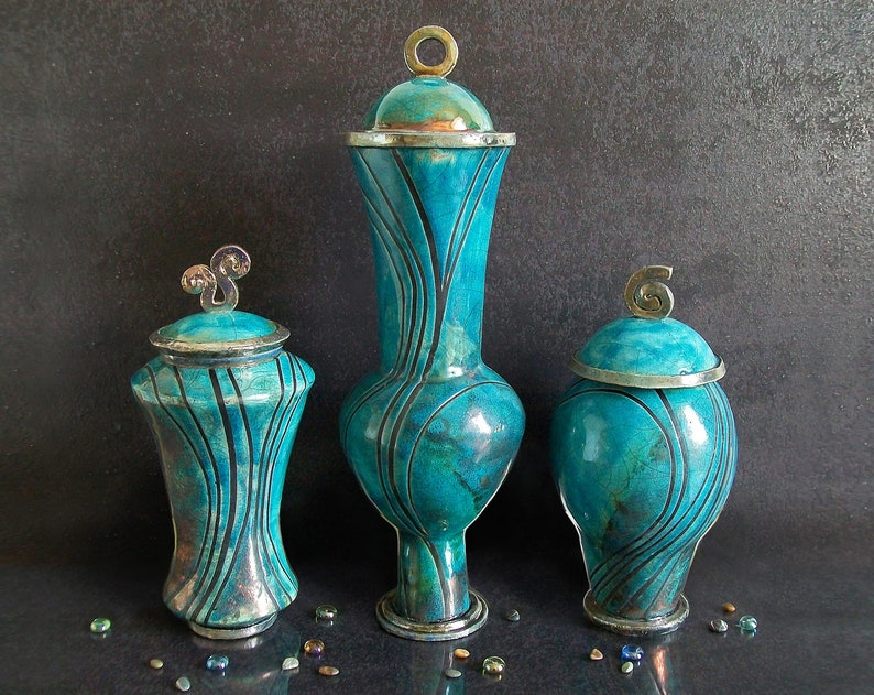 Magnifico trio di urne in ceramica raku per famiglia, design minimal, fantasie a linee nere.
Magnificent Raku cremation urns trio for 3 family members, minimal style, black stripes pattern, custom color, engravable, 122-170 cu inch